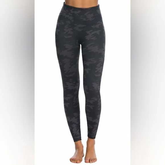 SPANX - Look at Me Now - Black Camo 2 pc (S-Crop) & (M-Legging) Set - Picture 2 of 4